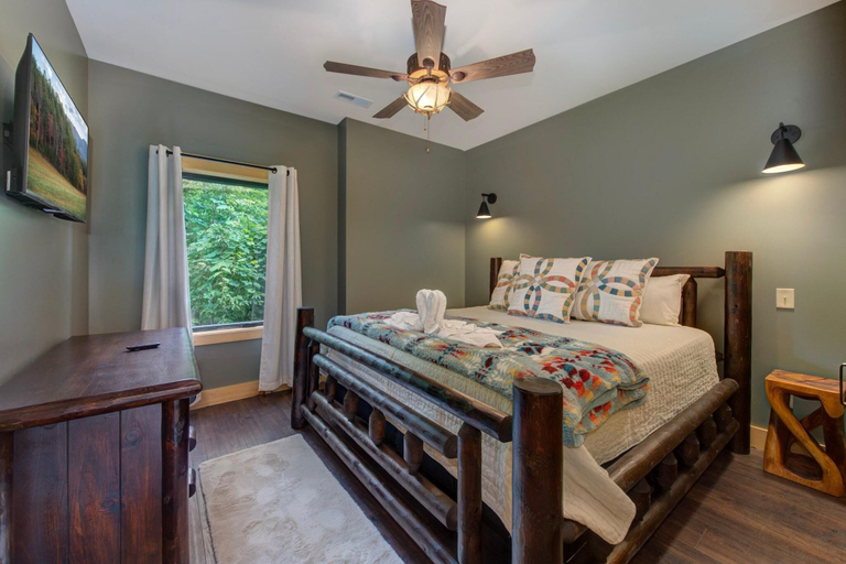 Room 4, Southern Stars, Sevier