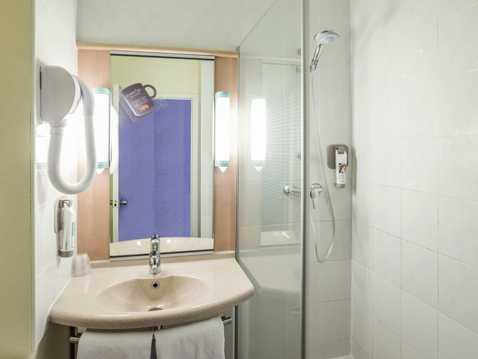 Bathroom 5, ibis Saint Brieuc Yffiniac, Côtes-d'Armor