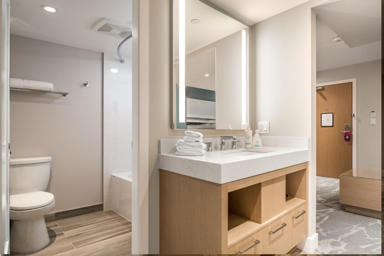 Bathroom 5, Coast Tsawwassen Inn, Greater Vancouver