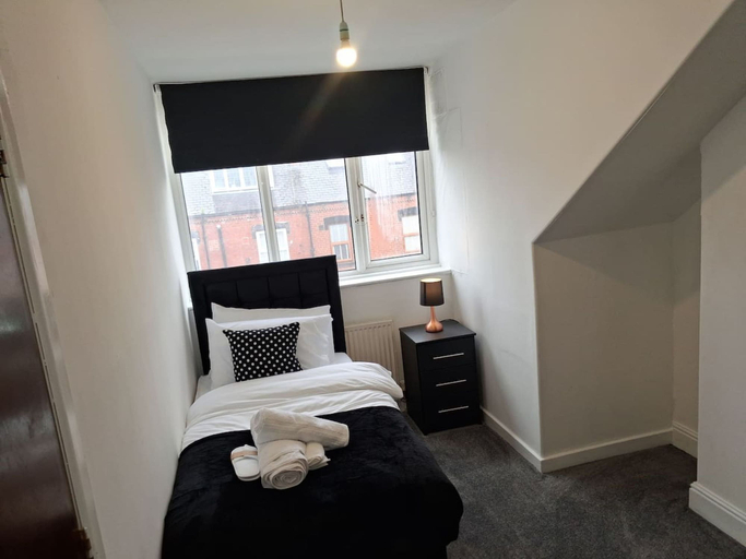 Room 4, Spacious Leeds Home Sleeps 6 Free Parking, Leeds