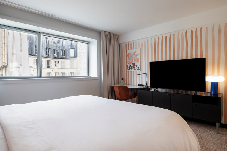 Bedroom 3, Renaissance Paris Arc de Triomphe Hotel, Paris
