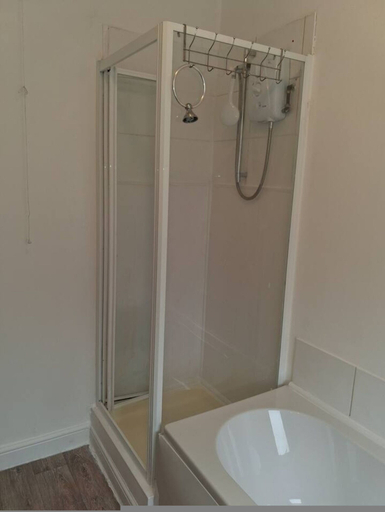 Room 2, Spacious Leeds Home Sleeps 6 Free Parking, Leeds