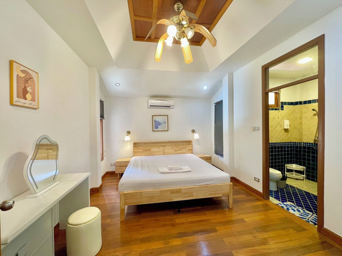 Room 5, The Midas Pool Villa, Pattaya