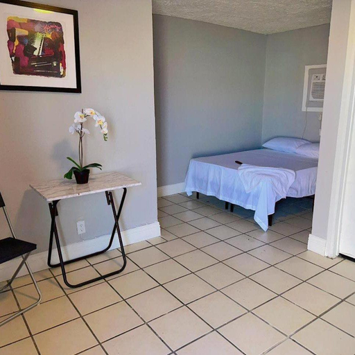 5, Sunset Motel, Clark
