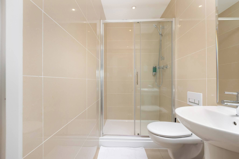 Bathroom 3, Skyvillion 2bed Enfield Flat W Balcony - Parking, London