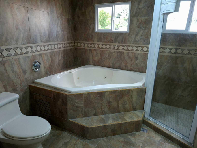 Bathroom 5, The Diamond Hotel, Antiguo Cuscatlán