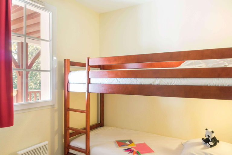 Room 2, Chic Biscarrosse Forest Apartment, Landes