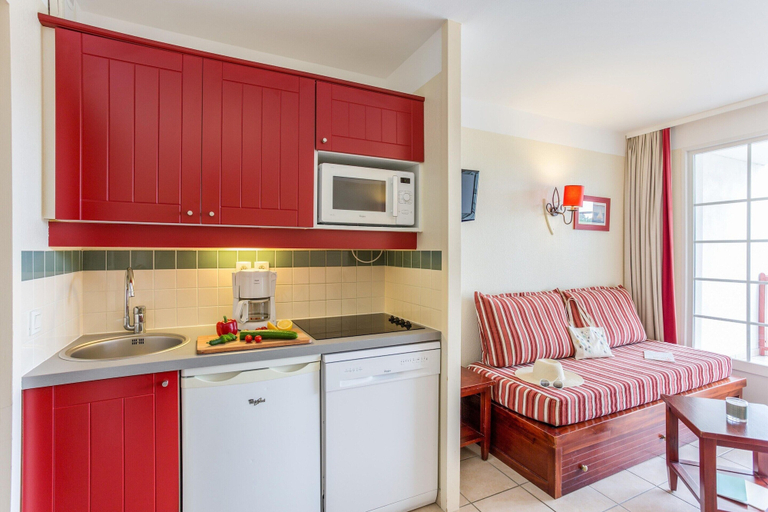 Private kitchen, Picturesque Old Aquitaine Apartment for 5, Landes