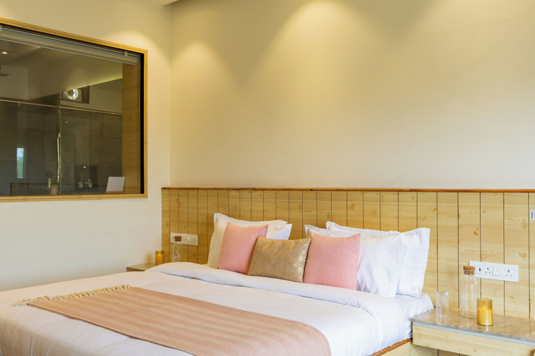 Room 2, ELIVAAS Aranya Library Villas With Pool, Nainital