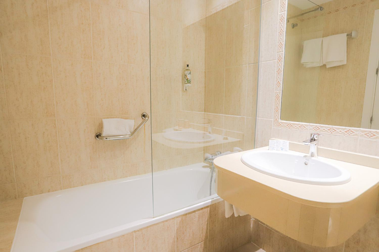 Bathroom 5, Hotel Oasis con parking incluido, Córdoba