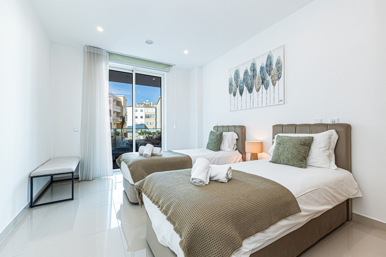 Room 4, Adega Deluxe Pool and Gym Top Location, Lagos