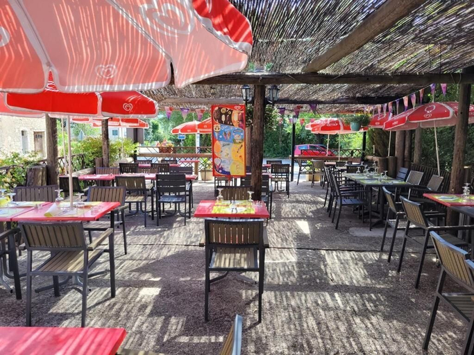 Outdoor dining 3, L'étape, Alpes-de-Haute-Provence