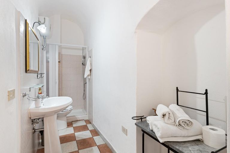 Bathroom 3, Romeo & Giulietta rooms, Oristano