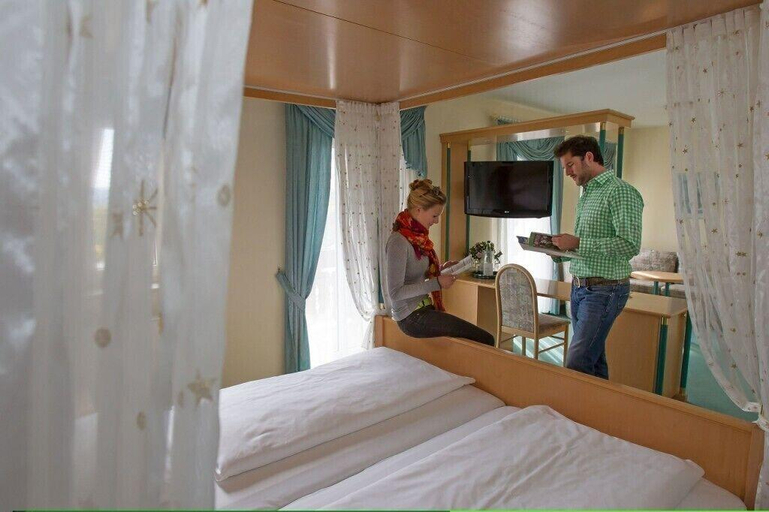 Bedroom 3, Hotel Wolfringmuhle, Schwandorf