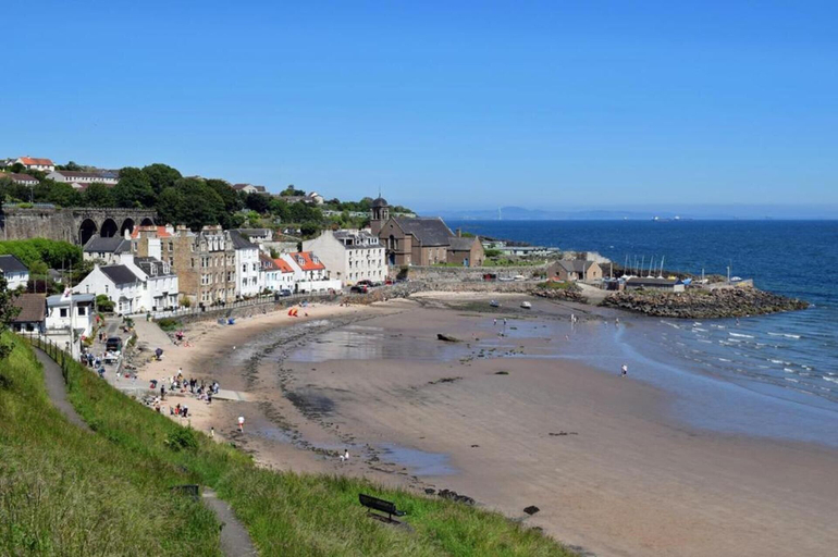 Beach, 3 Bedroom Flat - Sleeps 6 - Free Parking, Fife