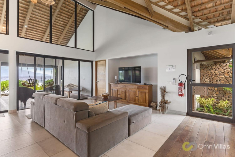 2, Seaside Haven: Expansive 3BR Villa in Moorea