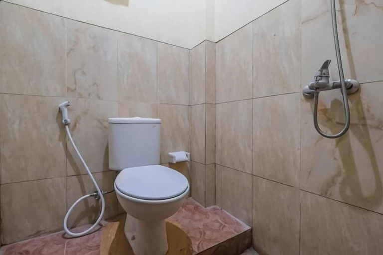 Bathroom 4, Maharani Guest House RedPartner @ Gatot Subroto Timur Denpasar, Denpasar