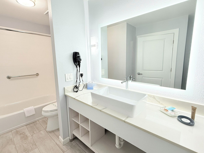 Bathroom 4, Lantern Inn & Suites, Manatee