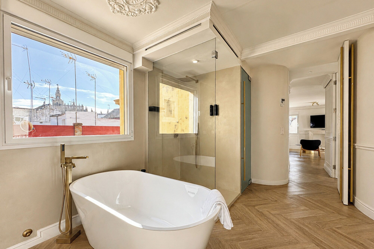 Bathroom 5, Refined Apartment in Sevilles Historic Centre. General Castaños, Sevilla