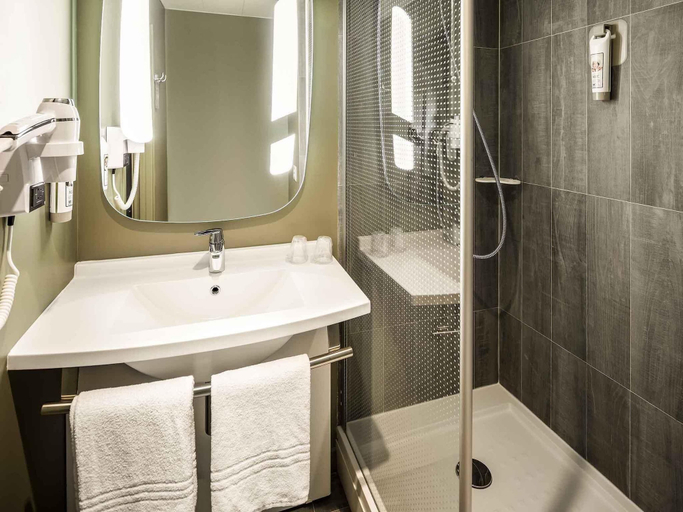 Bathroom 5, ibis Faro Algarve, Faro