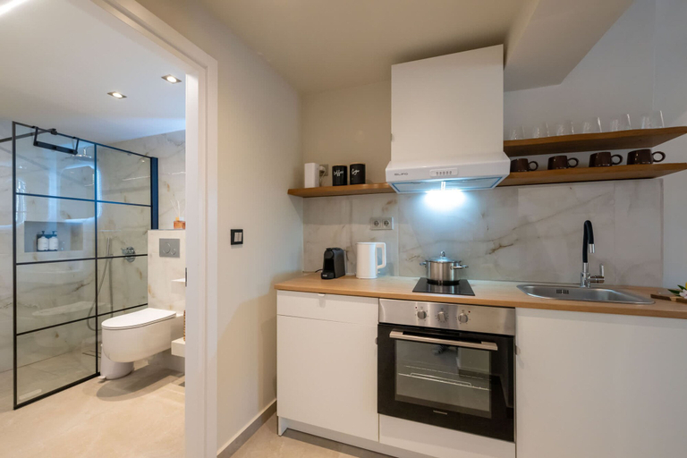 Room 2, Neilise - Modern Retreat in Central Kalamata, Peloponnese