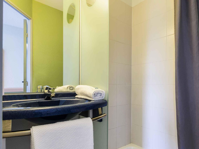 Bathroom, Ibis Budget Chatellerault, Vienne