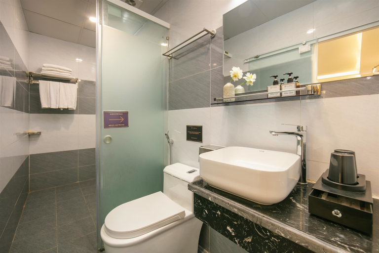 Bathroom 4, TrangTrang Luxury Hotel, Hoàn Kiếm