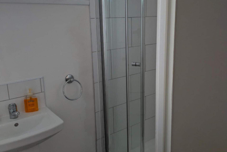 Bathroom 2, Double Rooms End Terrace Close to Kettering Town, Northamptonshire