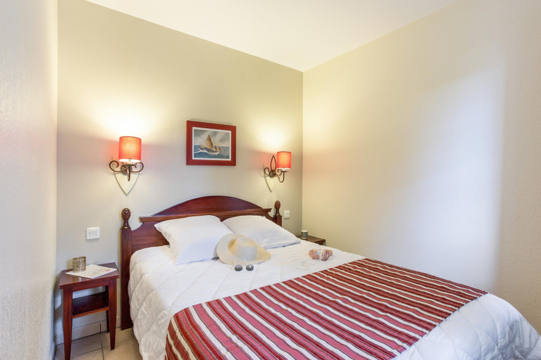 Room, Picturesque Old Aquitaine Apartment for 5, Landes