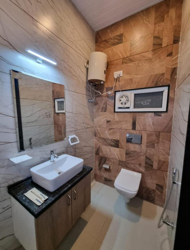 Bathroom 4, Green Villa - Luxury Rooms at peaceful location -200 mtrs away from Bus Stand -500 mtrs from Udaipur, Udaipur