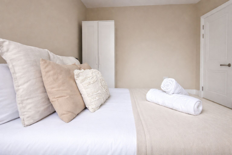 Room 5, Beautiful Five-Bedroom House, London