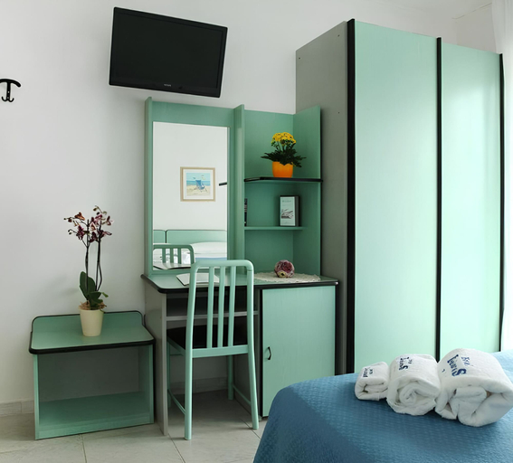 Bedroom 2, Hotel Dolores, Rimini