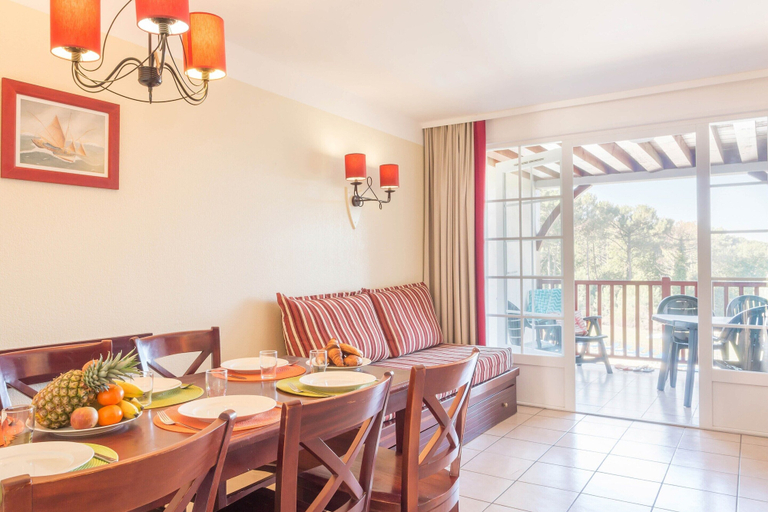 Dining 4, Chic Biscarrosse Forest Apartment, Landes