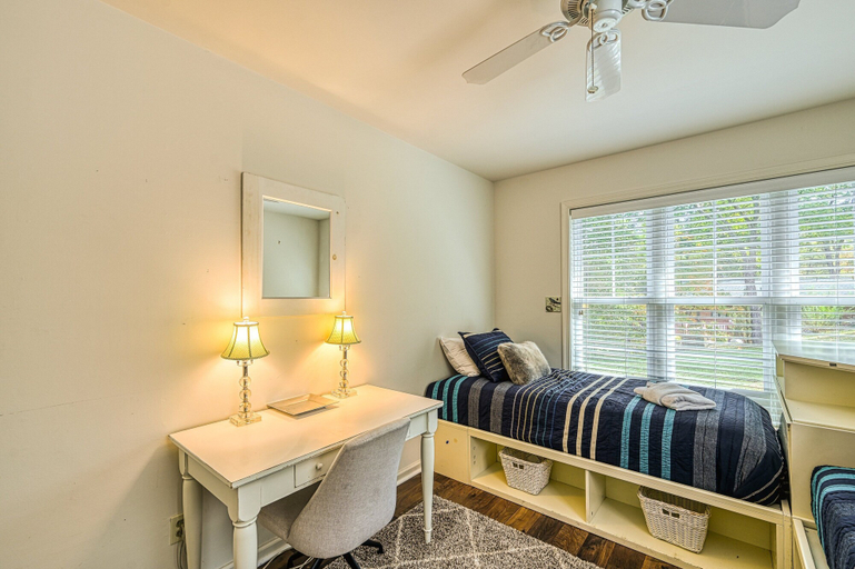 Room 3, Beautiful Lakefront Home With Fireplace, Deck, Central AC, & Washer/dryer, Spotsylvania