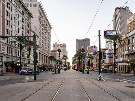 1, 4BR Group Getaway Walk to French Quarter | The Mayfair, Orleans