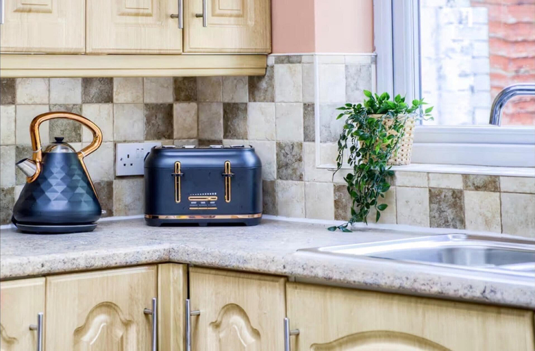 Private kitchen 2, Coventry Sleeps 8 Garden and Large Driveway, Coventry