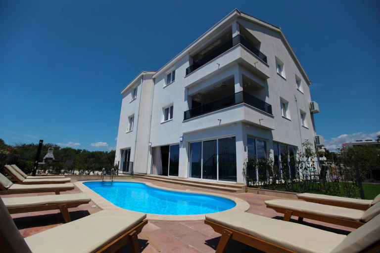 Pool 5, Stunning Seaside Villa PIA First Floor, Okrug