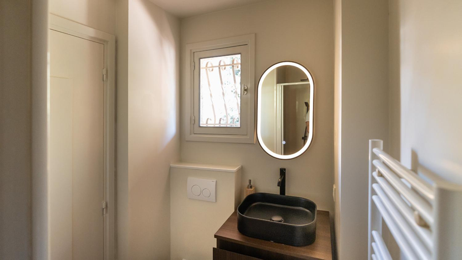 Bathroom, Parc des Vespins, Alpes-Maritimes