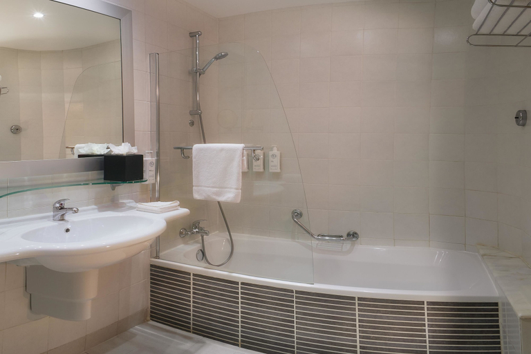Bathroom 5, Verdi St Georges Bay Marina, St Julian's