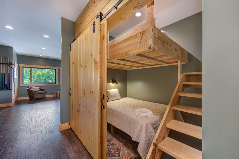 Room 2, Southern Stars, Sevier
