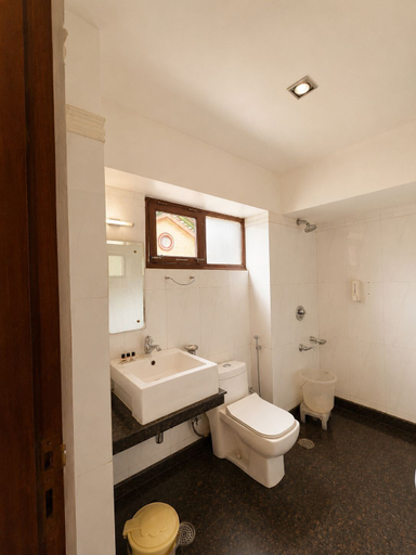 Bathroom 2, Mayfair, Mandi