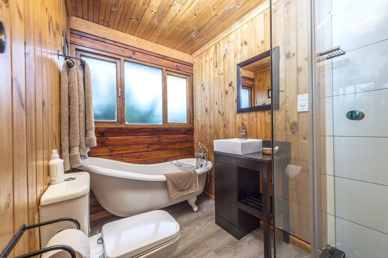 Bathroom 4, Kariega Game Reserve - Main Lodge, Cacadu