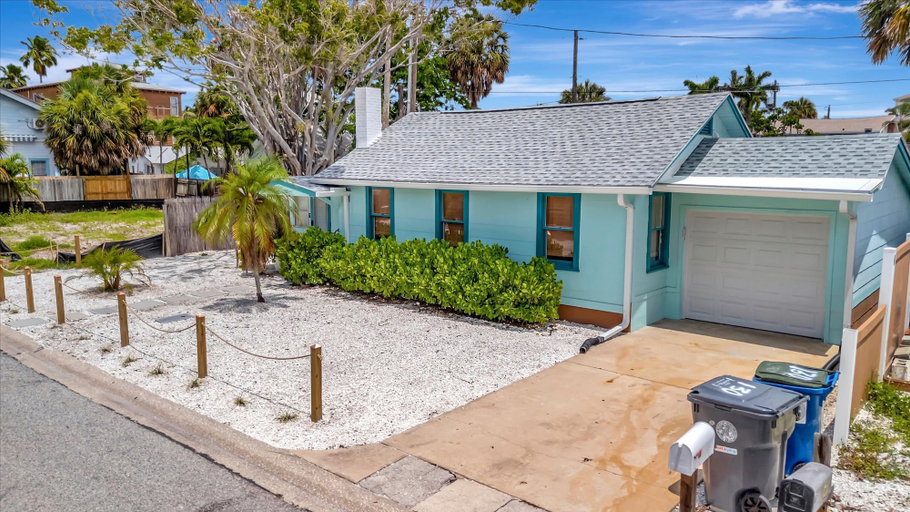 Room 2, Walk to Sand in 2 Mins Beach Home w Patio Grill, Pinellas