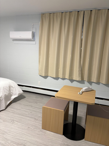 Room 3, Rundle Inn and Suites, Division No. 11