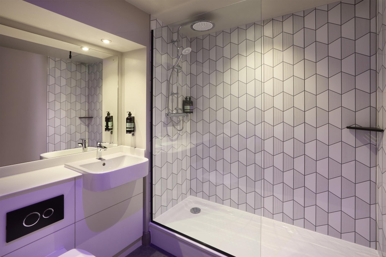 Bathroom 4, Premier Inn Bristol Parkway - M32, South Gloucestershire