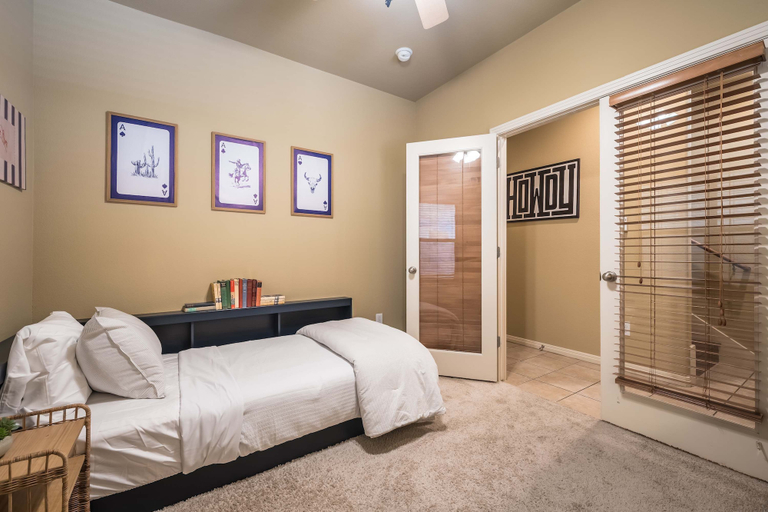 Room 4, Modern 3BR Townhouse Near Zilker Park, Travis