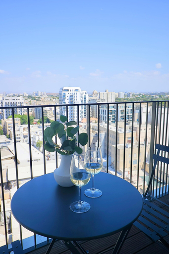 Outdoor dining 4, High-End 1BR Secure Tower Parking Mamak