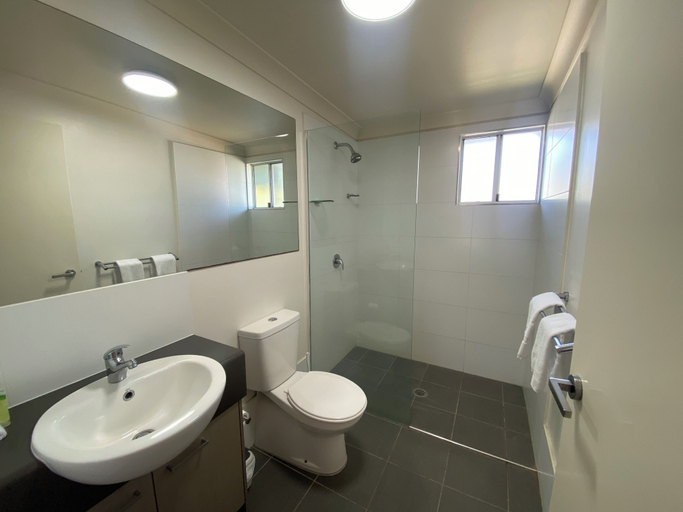 Bathroom 3, Dooleys Springsure Tavern and Motel, Bauhinia