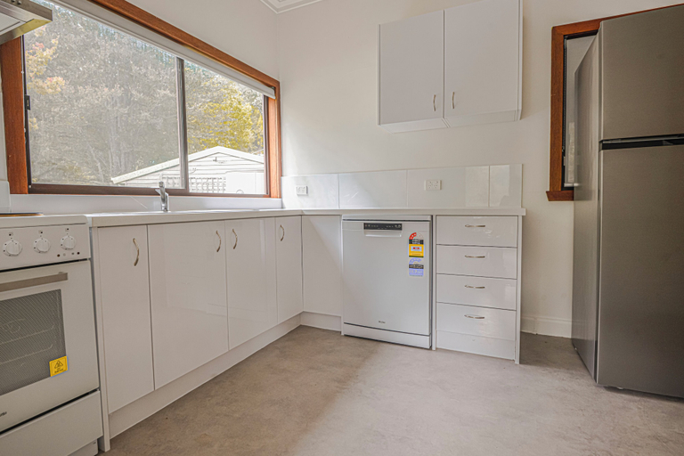 Private kitchen 2, StayAU Ski&Lakeside Big group Retreat, Alpine - East
