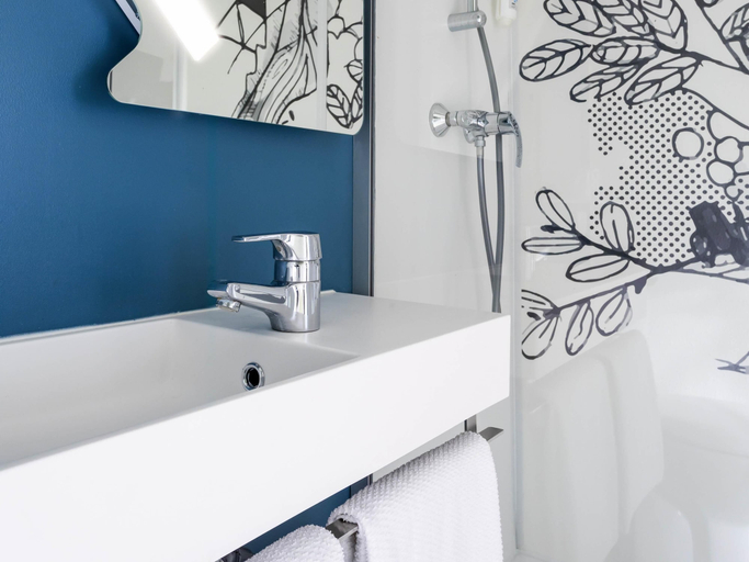 Bathroom 5, ibis budget Lorient Caudan, Morbihan